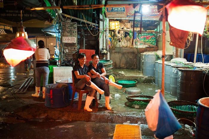 long bien market hanoi kiosk
